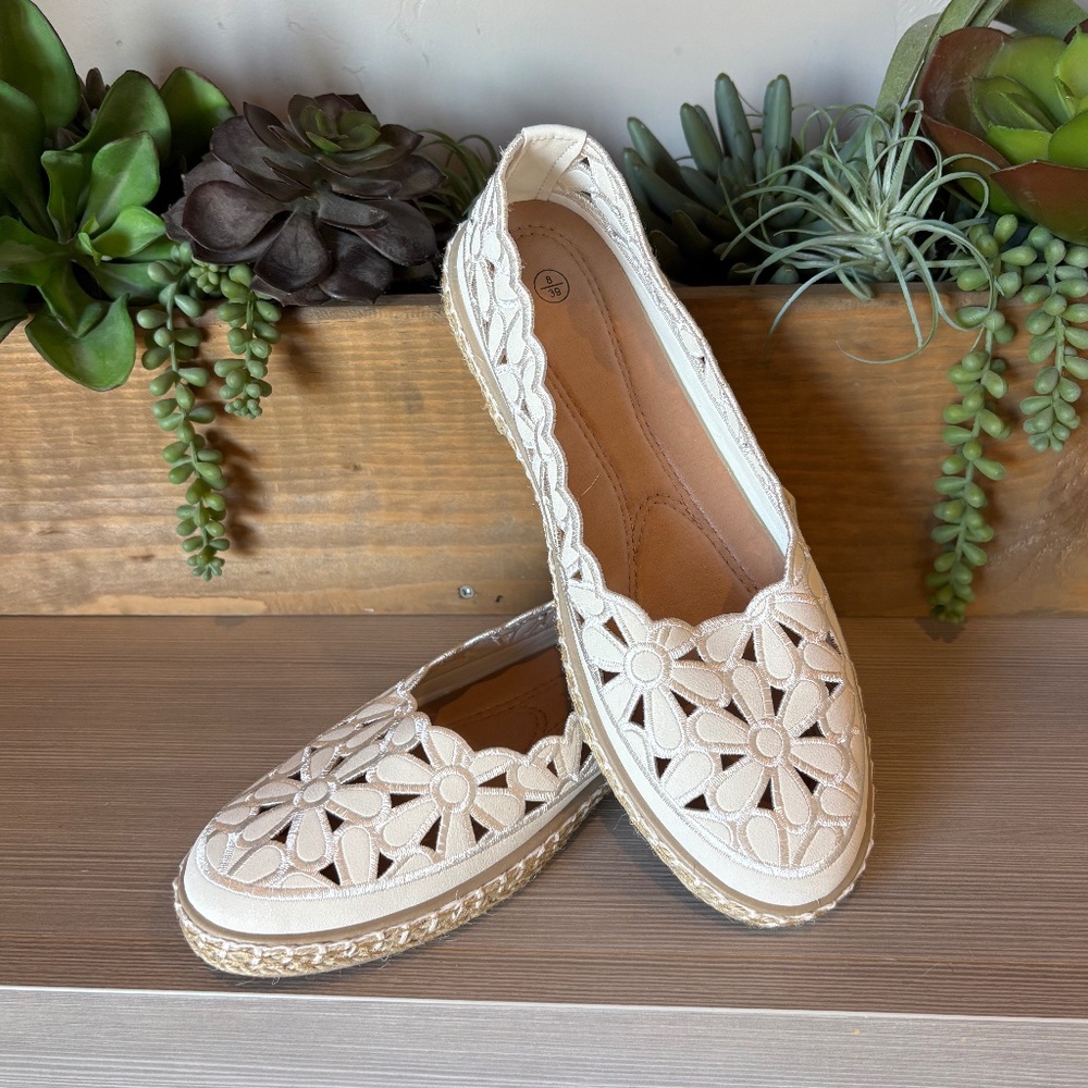 NWOT  Round Toe Ballet Flats Daisy Cut-outs Rope Decor on Soles